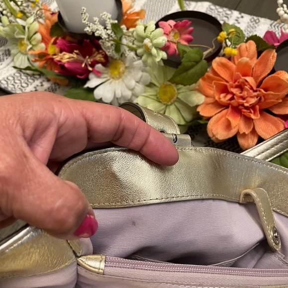 White Leather Coach Tote w/matching Wallet - Picture 9 of 11